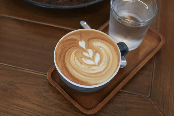 Kopi Latte Atas Meja Kayu Pagi Hari Hangat Suasana Ringan — Stok Foto