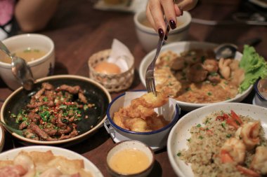 Masada çeşitli malzemeler bulunan Asya yemekleri. Restoranların dekorasyonu için yemek çanağı koleksiyonu. Tayland yemeği..