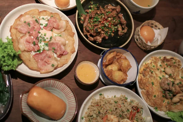 Masada Çeşitli Malzemeler Bulunan Asya Yemekleri Restoranların Dekorasyonu Için Yemek — Stok fotoğraf