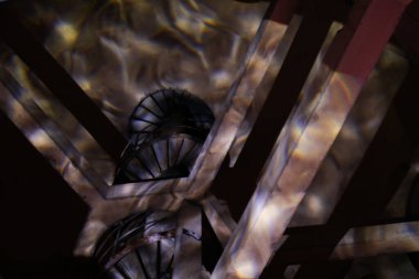 Beton duvar dokusu arka planında soyut su yansıması. Okyanus yüzeyi karanlık doğa. Nehir Dalgalanan Su.