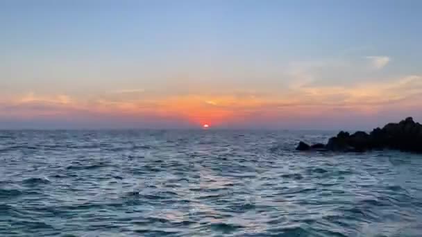 Восход Солнца Моря Облака Быстро Витают Небе Временной Промежуток Между — стоковое видео