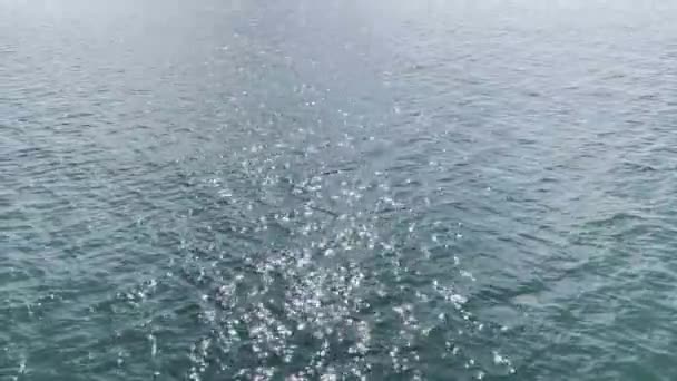 阳光在水中的反射 在阳光灿烂的日子里 小波纹汹涌的海洋 阳光照射自然清澈的蓝水 — 图库视频影像