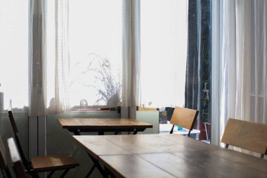 Kahve dükkanının arka planında boş ahşap masa fotokopi alanı ve restoranı var. İç dekorasyon.