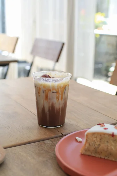 白いカーテンの背景を持つ木のテーブルのアイスコーヒー ドリンクのリフレッシュな外観 冷たい飲み物のおいしい — ストック写真