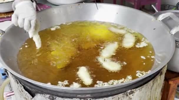 Глибоко Обсмажений Нарізаний Банан Гарячій Олії Великої Залізної Сковороди Традиційна — стокове відео