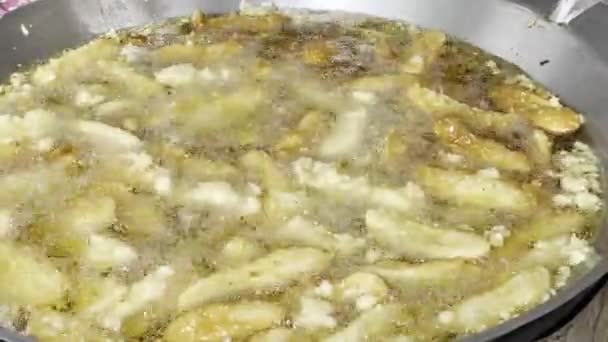 Plátano Rodajas Fritas Aceite Caliente Gran Sartén Hierro Snack Tradicional — Vídeos de Stock