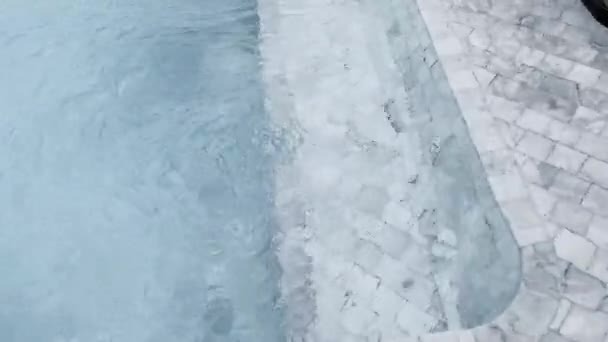Rimpelen Golvend Water Het Zwembad Met Helder Water Zonnige Dag — Stockvideo