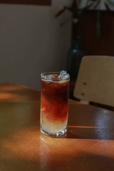 ミニマルカフェで木のテーブルにアメリカーノコーヒーを入れました ナチュラルライト 朝の新鮮な夏の飲み物 — ストック写真