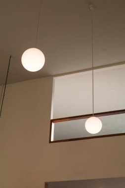 Sıcak ışıkla parlayan tavan lambası. İç dekorasyon ayrıntıları konsept, ışıklandırma ekipmanları. Karanlık olduğunda odayı aydınlatmak için temel mobilyalar gerekli..