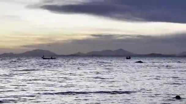 Gemi Gün Batımından Sonra Denize Açılacak Altın Gökyüzü Deniz Köpüğü — Stok video