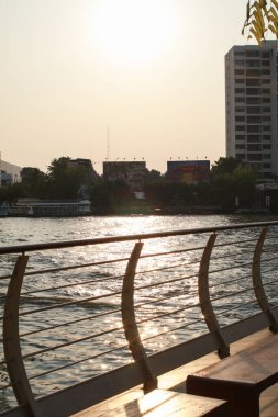 Chao Praya Nehri 'nden gün batımı. Bangkok Tayland. Ünlü turist merkezi. Doğal gün batımı ışığı, güzel doğal arka plan.