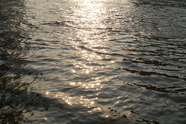 Dalgalarında Altın Günbatımının Yansıması Suyun Yüzeyinin Dokusu Doğal Gün Batımı — Stok fotoğraf