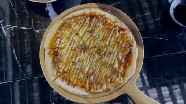 Las Manos Recogen Trozos Pizza Caliente Disfrutan Comiendo Grupo Amigos — Vídeo de stock