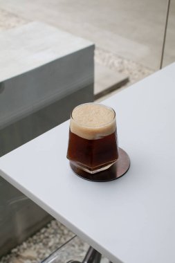 Buzlu kahve Espresso Tonik Suyu beyaz masada. Soğuk bira. Yaz içkileri. Ev yapımı Ferahlatıcı İçecek.
