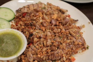 Arka planda kızarmış sarımsaklı ve salatalıklı Mantis karidesi. Asya lezzetli deniz ürünleri.