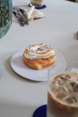 Beyaz tabakta limonlu çörek. Tatlı yaz tatlıları. Minimum konsept. Çörek ve fırın..
