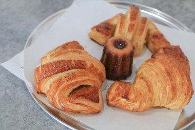 Kahve dükkanında taze kruvasan ve fırın. Fransız ve Amerikan kruvasanları ve fırınlanmış hamur işleri dünya çapında keyiflidir..