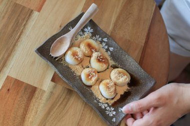 Dango, soya sosu ve soya tozu ile ahşap masada. Geleneksel Japon tatlıları. Asya yemeği tarzı.
