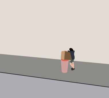 Karton kutulu bir adam şehir caddesinde teslimat için bekliyor. Yeni eve taşınıyorum..