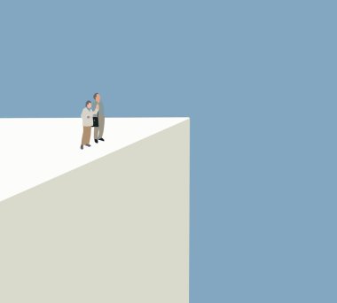 Çatının tepesinde durmuş mavi gökyüzüne bakan yaşlı çift. Gülümsüyorlar ve güzel manzaraya bakıyorlar. Birlikte vakit geçirin..