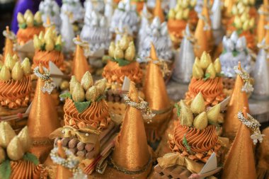 Altın pirinç, çiçek tepsisi, tütsü ve mumlar Tayland 'daki Budist tapınağı ayini için altın tezgah üzerinde sunuldu..