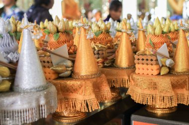 Altın pirinç, çiçek tepsisi, tütsü ve mumlar Tayland 'daki Budist tapınağı ayini için altın tezgah üzerinde sunuldu..