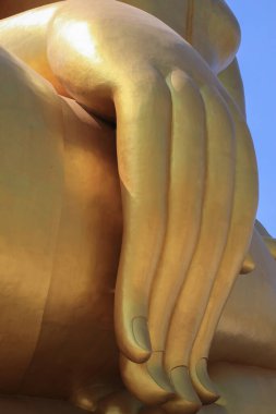 Gloden Buddha Wat Muang 'ın eli, Ang Tanga Tayland. Tayland tapınağındaki heykel. İnsanlar saygılarını sunmaya geliyor.