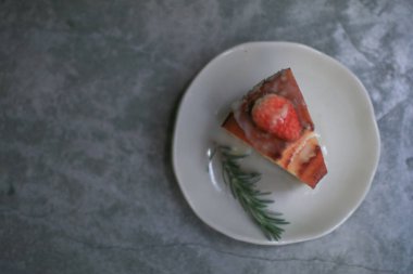 Bask peynirli kek, beyaz tabak çimento zemin zemininde taze çilek. Japon tatlıcı.