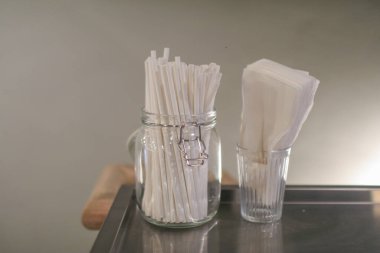 Kahve dükkanında peçete ve plastik kamış. Ücretsiz servis masası standı. self servis istasyonu