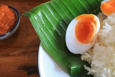 Muz üzerinde rafadan yumurtalı pilav ahşap masadan kalkar. Tayland yemeği ve Asya yemeği. Tayland 'da Popüler Aperatif.