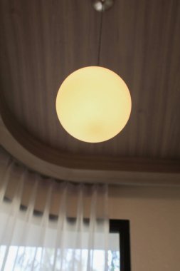 Modern tavan lambaları ampul topları ev dekorasyonu ve duvarda yaşamak için. İç mimari çağdaş.