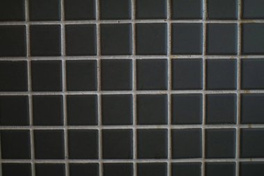 Siyah karo duvar seramik veya tuğla desenli. Şebeke duvar kâğıdı desenli geometrik tasarım. Modern ev ve mutfak duvarı.