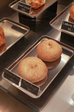 Kahve dükkanındaki gümüş tepside kahvaltıda simit sandviçi. Sağlıklı ev yapımı taze pişmiş..