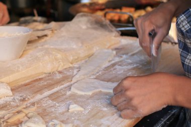 Sıcak yağlı dev tavada kızartılmış çörek. Patongo, Asya ülkelerinde ünlü ve kolay bir taze kahvaltıdır..