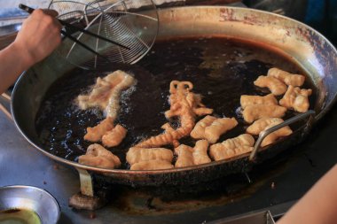 Sıcak yağlı dev tavada kızartılmış çörek. Patongo, Asya ülkelerinde ünlü ve kolay bir taze kahvaltıdır..