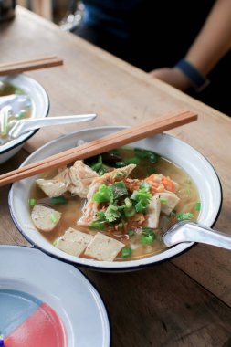 Sebzeli Vietnam Pirinç Eriştesi Çorbası ve beyaz kasede kızarmış soğan. Vietnam ve Asya mutfağı.