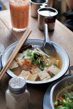 Sebzeli Vietnam Pirinç Eriştesi Çorbası ve beyaz kasede kızarmış soğan. Vietnam ve Asya mutfağı.