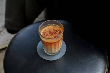 Kirli Kahve, Espresso shot soğuk taze sütle karıştırılmış kahve dükkanı ve restoranda siyah masa. Sabah kahvaltısı.