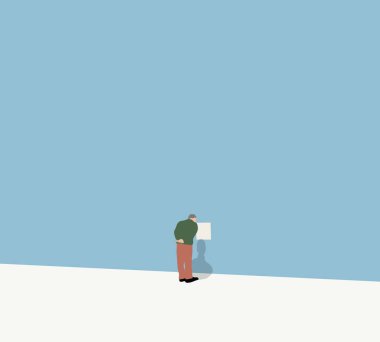 Caddedeki beyaz boş reklam duvarına bakan yaşlı adam. Dışarıdaki tuğla duvara asılı boş reklam panoları..