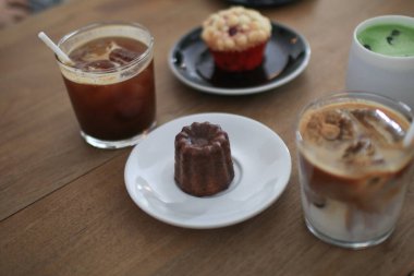 Cannele ile kahve ve fırın. Rom ve vanilyayla tatlandırılmış ve bakır küfte pişirilmiş. Kahvaltım Kafede bir kafede