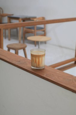 Tahtaya konmuş kirli kahve. Kahve dükkanı ve restoranda soğuk taze sütle karıştırılmış bir bardak espresso.