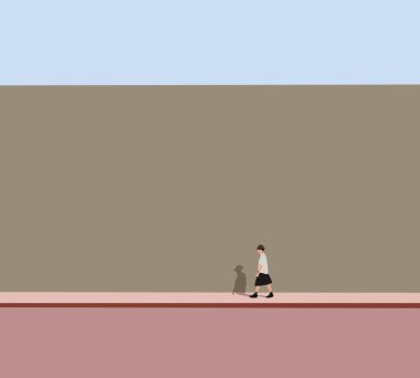 Şehir caddesinde yürüyen şık bir adam. Açık sokak modası hafta sonlarında dinlenmeyi sever..