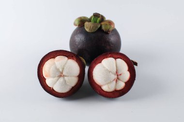 Mangosteen beyaz arka planda izole edildi. Meyve Kraliçesi olarak bilinen Asya meyveleri konsepti. Tatlı tropikal meyve.