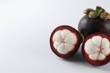 Mangosteen beyaz arka planda izole edildi. Meyve Kraliçesi olarak bilinen Asya meyveleri konsepti. Tatlı tropikal meyve.