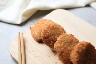 Tatlı erik soslu kızarmış karides keki. Tod Mun Kung-Asia yemeği, un, yumurta ve ekmek kırıntıları ve yağda kızartılmadan önce karides ve diğer malzemelerden yapılır..