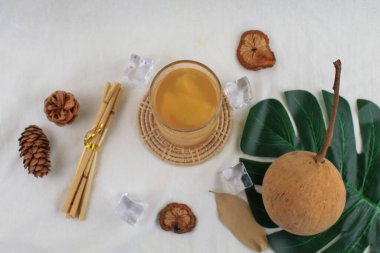 Noel Baba içkisinin tadı ekşi ve Noel Baba 'nın ortası daha tatlı. Tayland 'ın çok ünlü bir meyvesi. Gıda ve sağlık konsepti