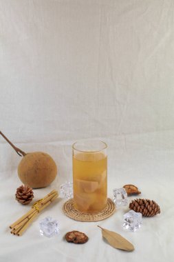 Noel Baba içkisinin tadı ekşi ve Noel Baba 'nın ortası daha tatlı. Tayland 'ın çok ünlü bir meyvesi. Gıda ve sağlık konsepti