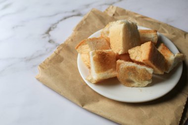 Klasik arka planda dilimlenmiş tost ekmeği beyaz tabak Continental Breakfast konsepti..