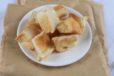 Klasik arka planda dilimlenmiş tost ekmeği beyaz tabak Continental Breakfast konsepti..
