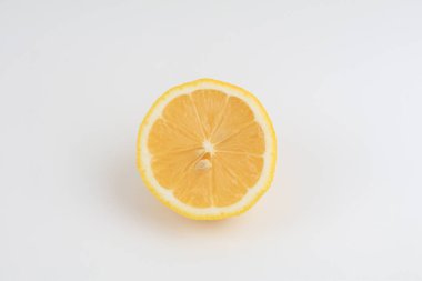 Beyaz arka planda limon meyvesi. Organik doğal tropikal yaz meyvesi. Tasarımınızı ya da ambalaj modellerinizi yerleştirmek için boş alana sahip en küçük arkaplan